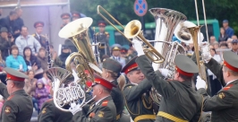 Феерию устроили военные оркестры на открытии фестиваля &quotАмурские волны&quot в Хабаровске Роман Федоров